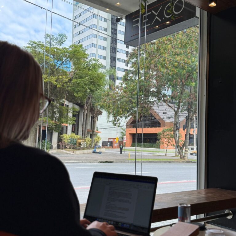 Espaço de coworking do Rexco Coworking em Blumenau